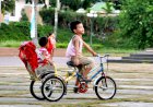Trẻ em cùng xích lô mini