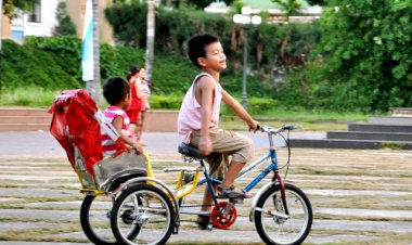 Trẻ em cùng xích lô mini