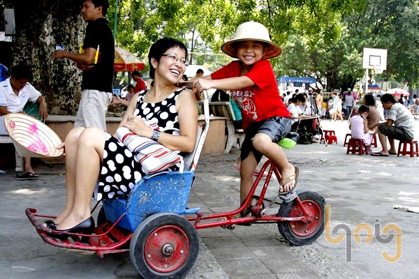 Xe xích lô mini tại công viên