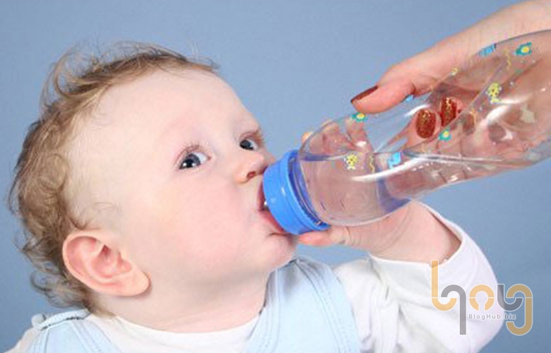 Thường xuyên cho trẻ uống nhiều nước khi ngủ phòng máy lạnh