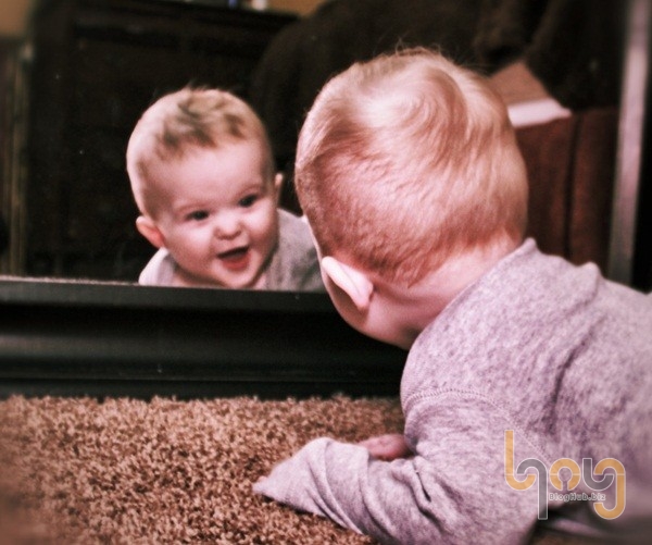 Cho em bé xem ảnh của mình trong gương phản chiếu 