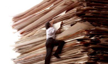 Sắp xếp tài liệu lưu trữ trên kệ hồ sơ có khoa học