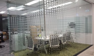 Bảng hiệu kính mờ đặc biệt độc đáo hơn với decal 3M