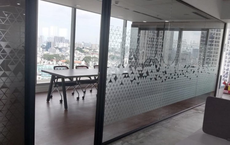 Thay đổi diện mạo bảng hiệu kính mờ dễ dàng với decal 3M.