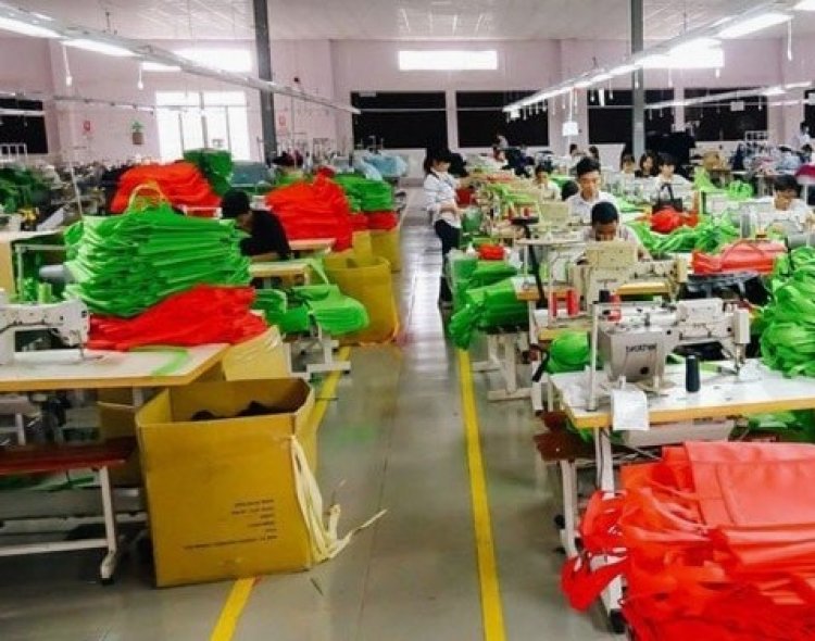 Đặt túi tại xưởng may túi vải không dệt có thật sự rẻ hơn?