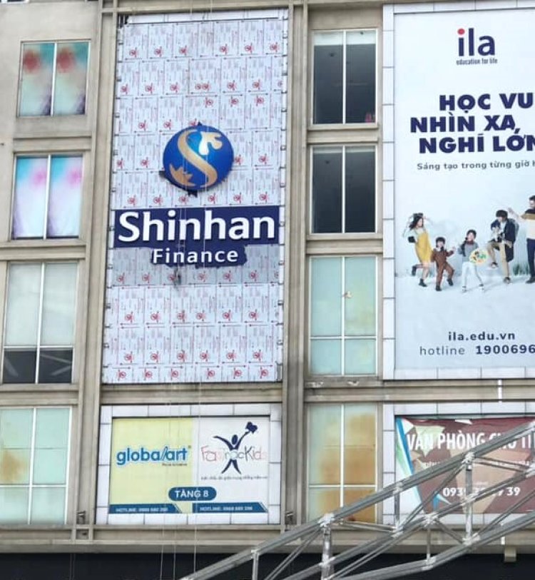 Decal 3M trong thiết kế biển hiệu quảng cáo tối giản mà sang