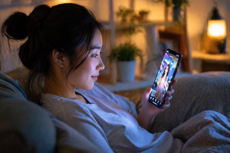 Sự nguy hiểm của dopamine từ mạng x&atilde; hội khiến bạn lướt kh&ocirc;ng kiểm so&aacute;t